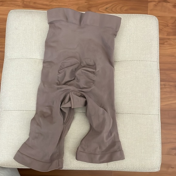 NWOT Skims Sculpting Shorts Size S Jasper Color - Picture 6 of 7